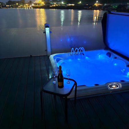 Lakeside Holiday Home With Hot Tub タターズホール エクステリア 写真