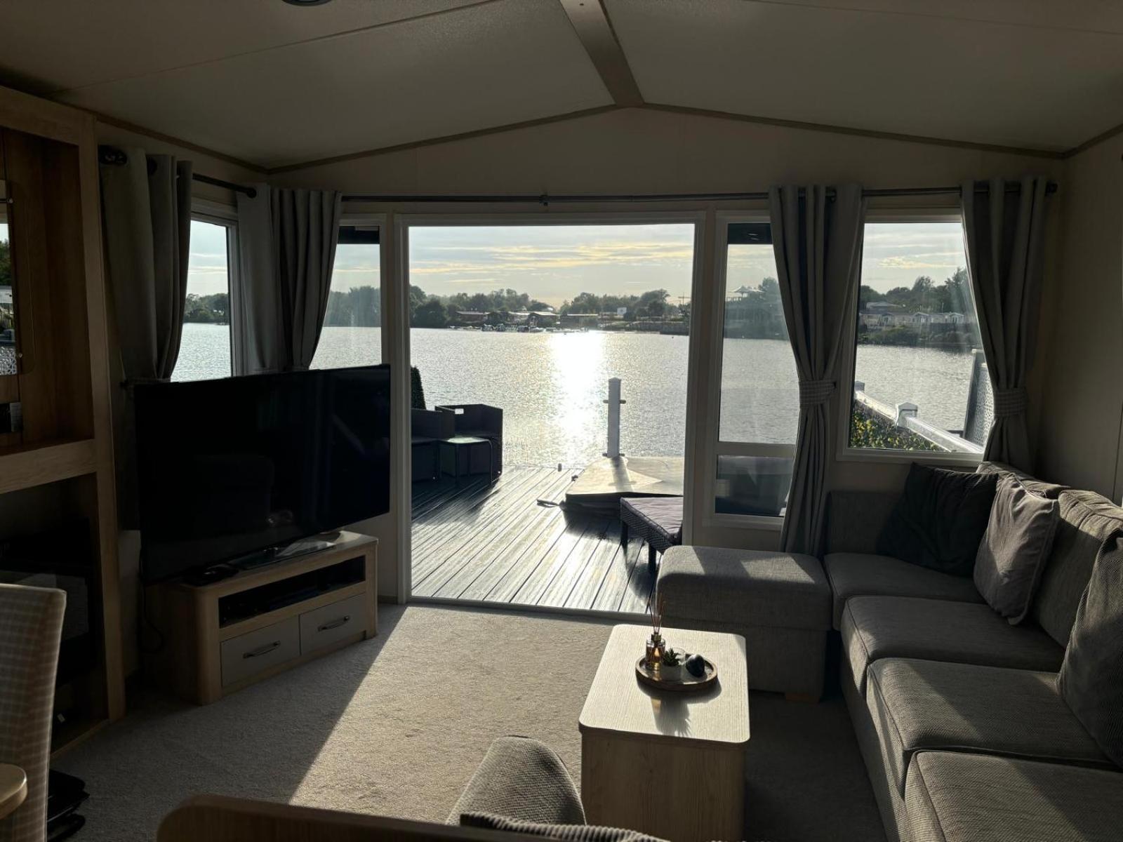 Lakeside Holiday Home With Hot Tub タターズホール エクステリア 写真
