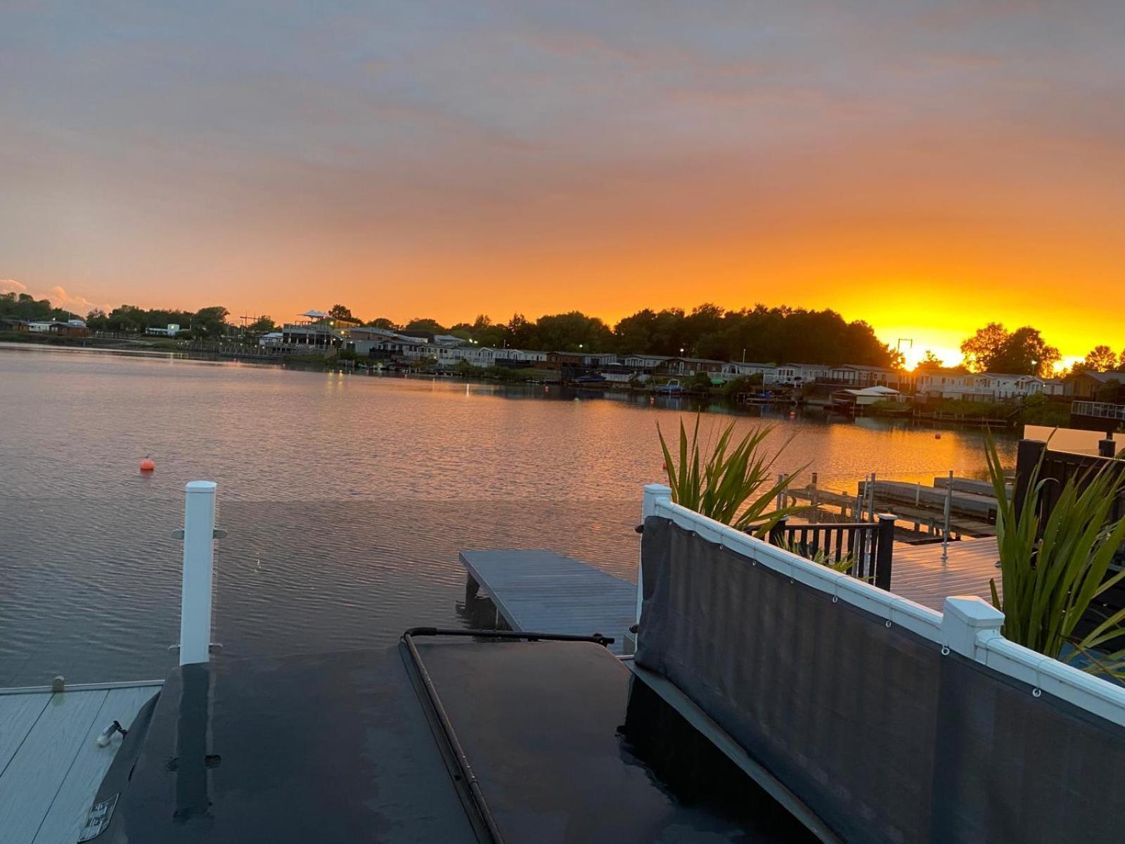 Lakeside Holiday Home With Hot Tub タターズホール エクステリア 写真