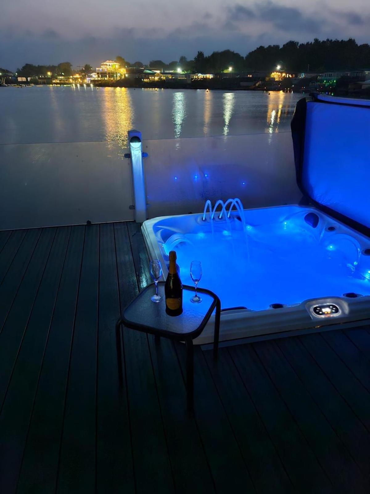 Lakeside Holiday Home With Hot Tub タターズホール エクステリア 写真