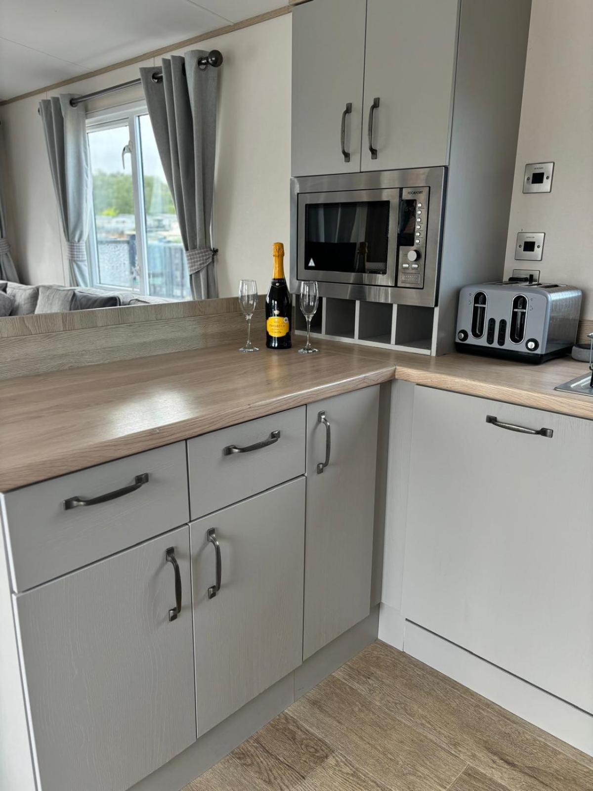 Lakeside Holiday Home With Hot Tub タターズホール エクステリア 写真