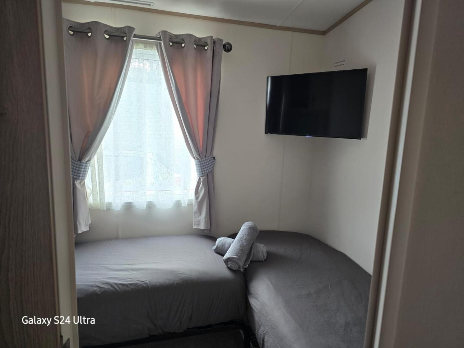 Lakeside Holiday Home With Hot Tub タターズホール エクステリア 写真