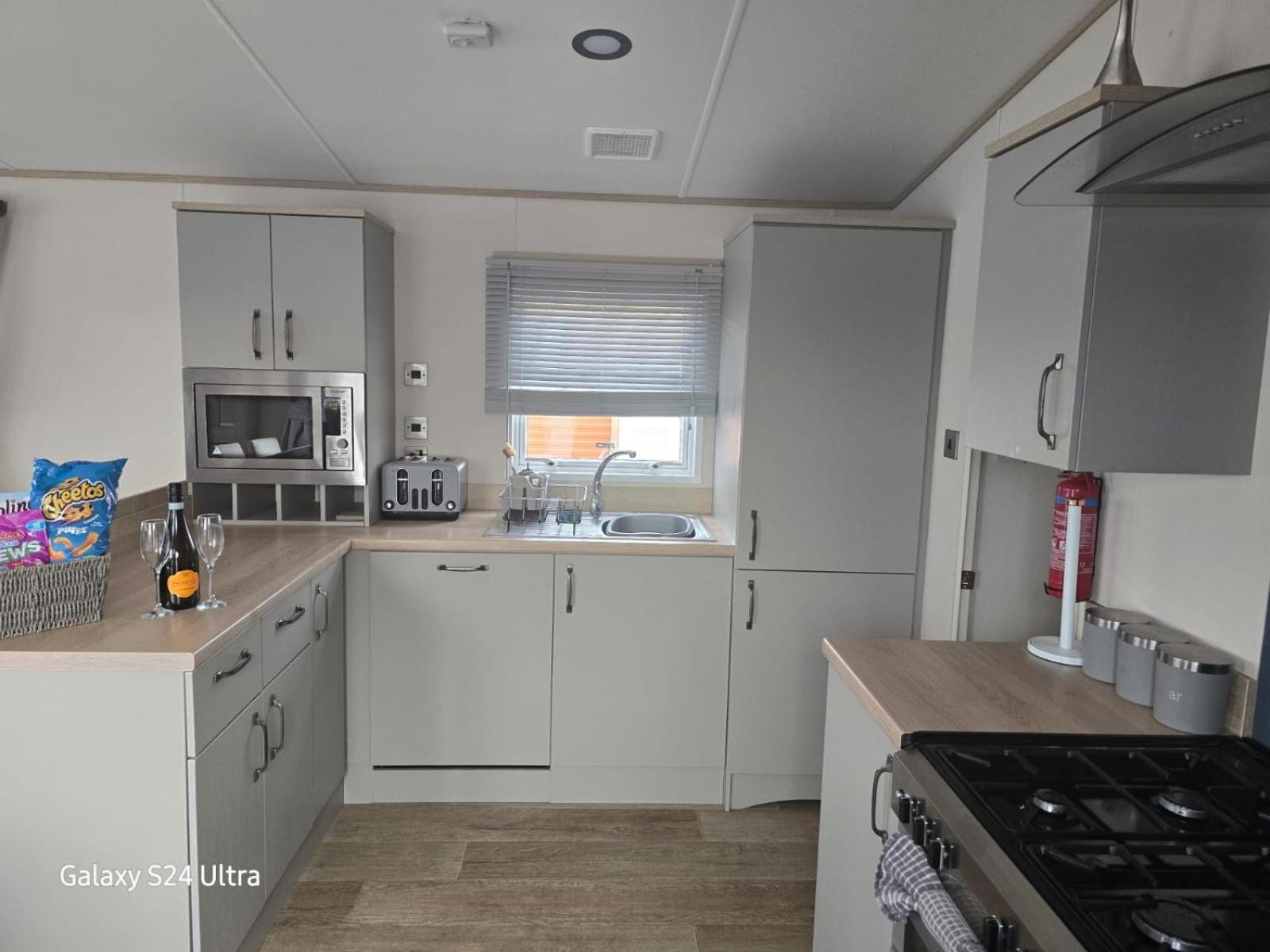 Lakeside Holiday Home With Hot Tub タターズホール エクステリア 写真
